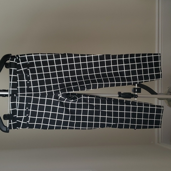 Black and white Old Navy window pane print pixie pant in size 12, NWT - Picture 5 of 7